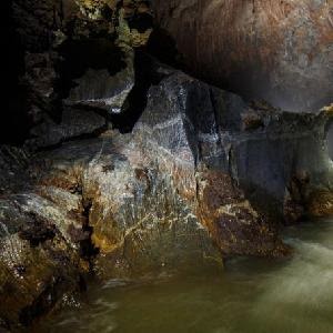 Giant Cave Escape